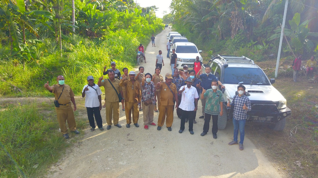 Wakil Bupati Tambrauw bersama Bank BI dan masyarakat pose bersama usai peninjauan hasil kopra di Kabupaten Tambrauw.