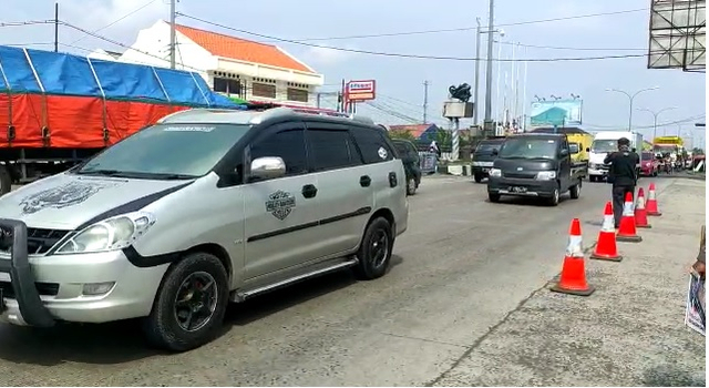 Jalur Pantura Kota Tegal, dipadati kendaraan pemudik seperti travel dan pesepeda motor, Rabu (5/2021). (Foto: Setyadi)