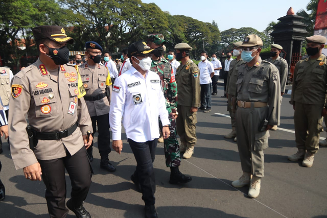 Wali Kota Malang, Sutiaji, saat memerika pasukan didampingi Kapolresta Malang Kota, pada gelar Pasukan Operasi Ketupat Semeru 2021. dok/humas