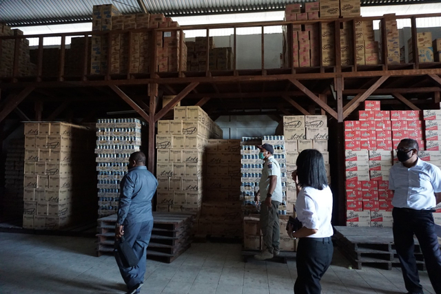 Tim TPID Kota Sorong melakukan inspeksi mendadak ke salah satu gudang distributor, di Kota Sorong, Rabu (5/5), foto : Yanti/Balleo News