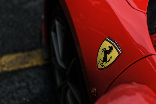 Logo Ferrari. Foto oleh Jash Kothari dari Unsplash