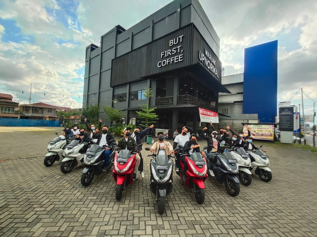 Komunitas MC Ngabuburit Keliling Kota Pontianak dengan Honda PCX 160 (405494)