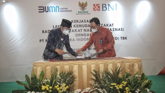 Ketua Baznas Noor Ahmad dan Direktur Hubungan Kelembagaan BNI Sis Apik Wijayanto menandatangani Nota Kesepahaman tentang penciptaan kanal digitalisasi pengelolaan zakat. Foto: BAZNAS