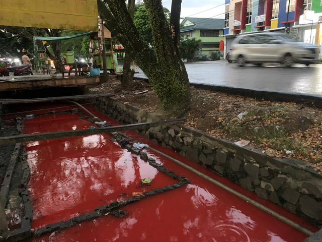Air parit di Jalan Dr Wahidin Pontianak berubah menjadi merah. Foto: Teri/Hi!Pontianak