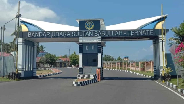 Gerbang utama Bandar Udara Sultan Babullah Ternate, Maluku Utara. Foto: Nurkholis Lamaau/cermat