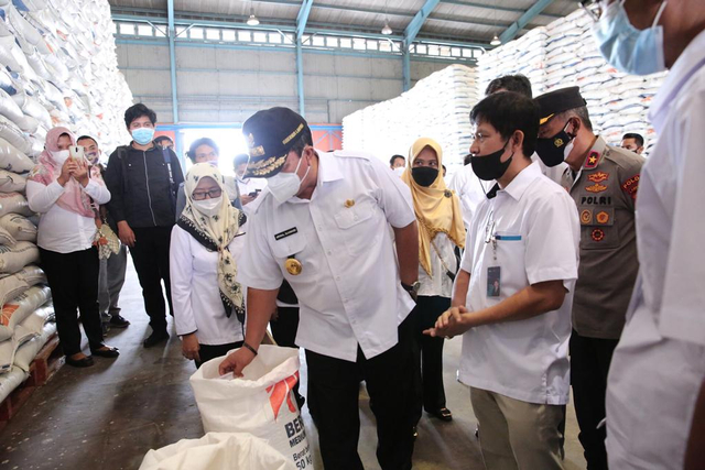 Gubernur Lampung saat meninjau gudang Bulog demi memastikan stok pangan jelang Idul Fitri 1442 Hijriah, Rabu (5/5) | Foto : Adpim Pemprov Lampung