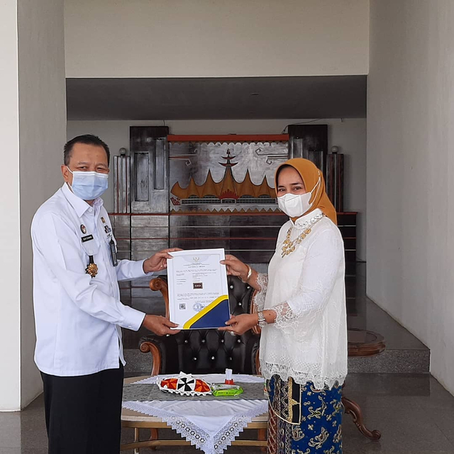 Ketua Dekranasda Provinsi Lampung Riana Sari Arinal menerima Hak Paten Tapis Lampung dari Kemenkumham, Rabu (5/5) | Foto : Adpim Pemprov Lampung