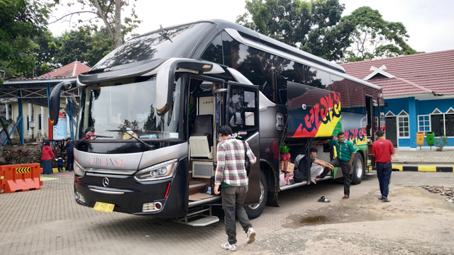 Bus yang terpakir di Terminal Alam Barajo. (Foto: M Sobar Alfahri/Jambikita.id)