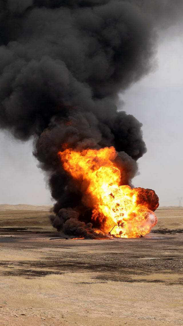 Api dan asap mengepul dari sumur minyak di dalam ladang minyak Bai Hassan, yang diserang oleh militan, dekat kota Kirkuk di Irak utara, Irak, Rabu (5/5). Foto: Ako Rasheed/REUTERS