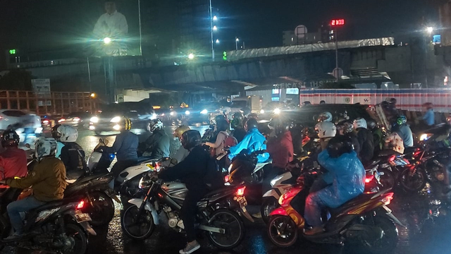 Sejumlah pemudik sepeda motor melintasi Jalan Kalimalang, Kabupaten Bekasi, sebelum larangan mudik. Foto: Dok. Istimewa