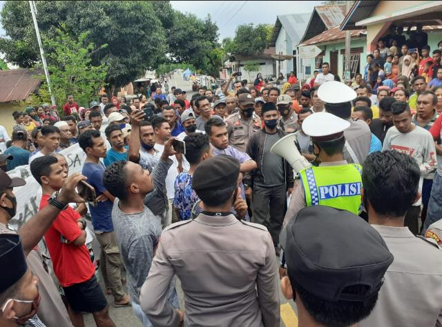Situasi penolakan masyarakat terhadap pelaksanaan Pilkades Kepulauan Sula. Foto: Iwan Setiawan Umamit/cermat