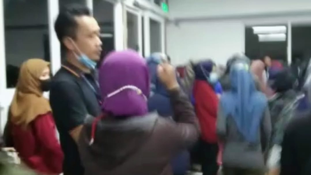 Buruh pekerja pabrik PT Agung Pelita Industrindo (API) di Brebes protes kepada pihak manajemen pabrik. 