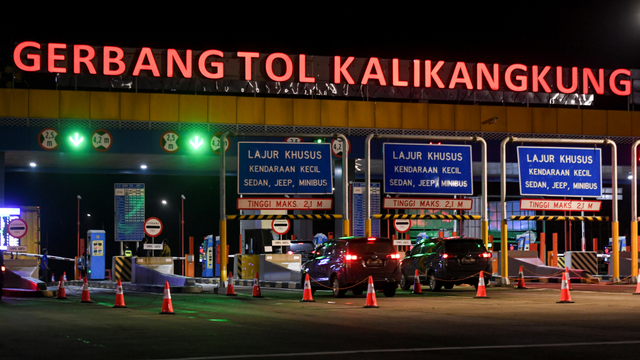 Kendaraan melintas di Gerbang Tol Kalikangkung, Semarang, Jawa Tengah, Kamis (6/5).  Foto: Hafidz Mubarak A/ANTARA FOTO