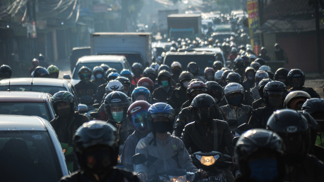 Kendaraan terjebak kemacetan di perbatasan Kabupaten Bandung dan Kota Bandung di Cibiru, Bandung, Jawa Barat.  Foto: Raisan Al Farisi/ANTARA FOTO