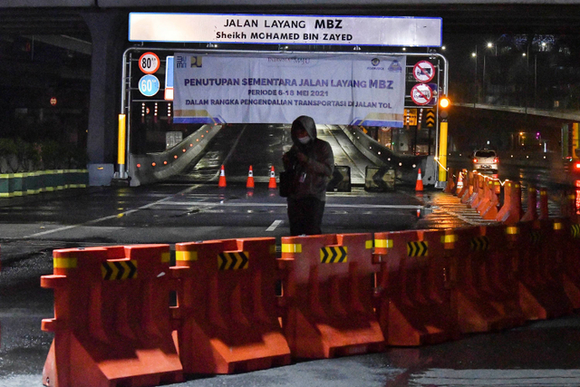 Jurnalis melintas di Tol Layang MBZ (Mohamed Bin Zayed) saat penutupan di Bekasi, Jawa Barat, Kamis (6/5). Foto: Fakhri Hermansyah/ANTARA FOTO
