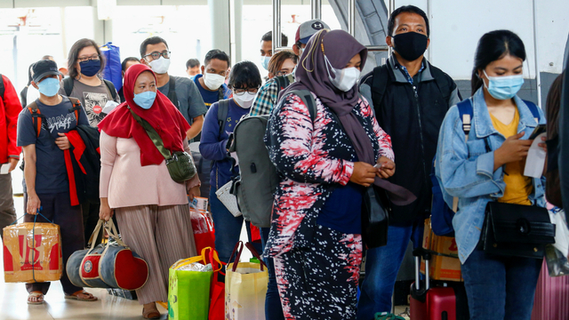 Penumpang antre dengan barang bawaannya di stasiun kereta untuk kembali ke kampung halaman, di Jakarta, Rabu (5/5). Foto: Ajeng Dinar Ulfiana/REUTERS