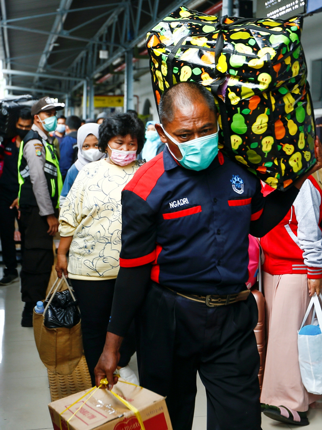 Penumpang membawa kopernya saat berjalan di stasiun kereta, di Jakarta, Rabu (5/5). Foto: Ajeng Dinar Ulfiana/REUTERS