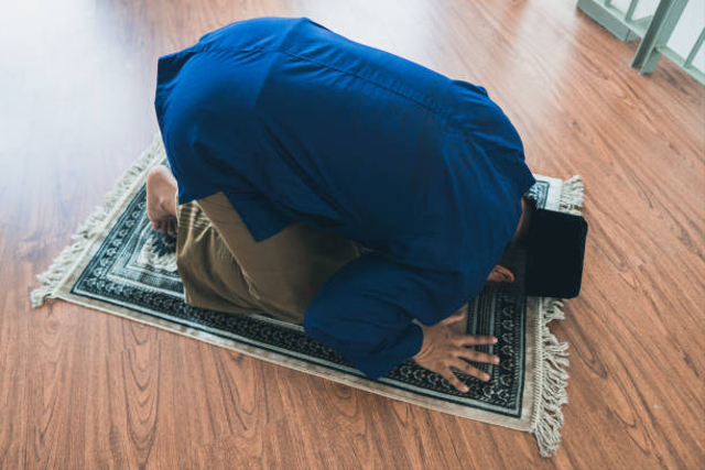 Ilustrasi menunaikan shalat dengan memahami syarat wajib dan syarat sah shalat Foto: iStock