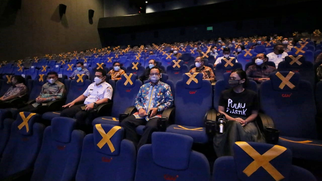 Serukan Kurangi Sampah Plastik, Anies Ajak Kepala Pasar Nobar Film Pulau Plastik (121966)