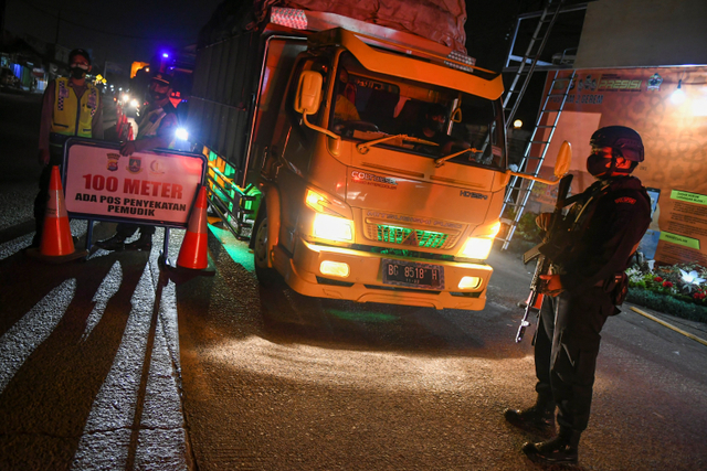 Penyekatan larangan mudik. Foto: Galih Pradipta/ANTARA FOTO