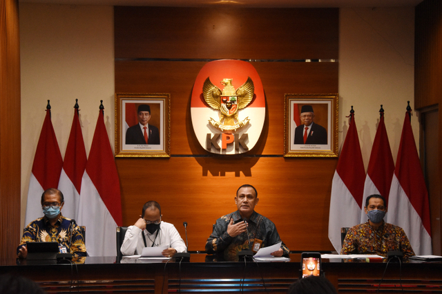 Ketua KPK Firli Bahuri (tengah) memberikan keterangan pers mengenai hasil penilaian TWK pegawai KPK di Gedung Merah Putih KPK, Jakarta, Rabu (5/5).  Foto: Indrianto Eko Suwarso/ANTARA FOTO