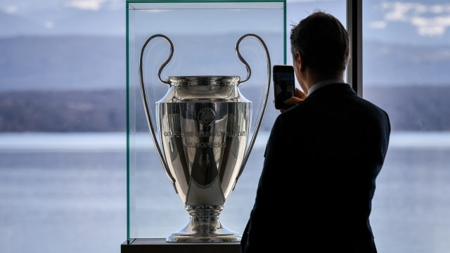 Trofi Liga Champions dipamerkan di markas besar UEFA di Nyon, Swiss. Foto: AFP/Fabrice Coffrini
