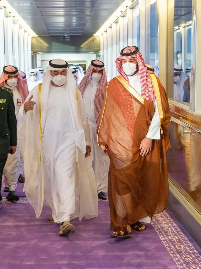 Pangeran Mohammed bin Salman (kanan) menyambut Pangeran Mohamed Bin Zayed (MBZ) (kiri) dari Uni Emirat Arab dengan karpet lavender di Bandara Jeddah. Motif tradisional Sadu ada di pinggiran karpet Foto: Twitter/@MOCSaudi