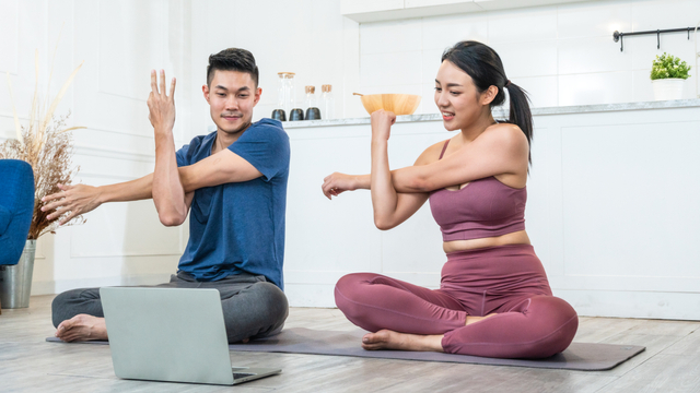 Ilustrasi pasangan suami istri latihan yoga bersama. Foto: Shutter Stock