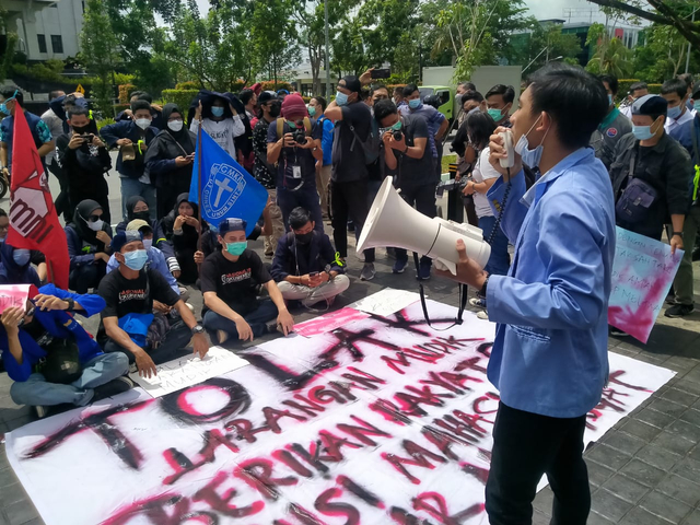 Mahasiswa mengge;ar unjuk rasa di kantor Gubernur Kalbar. Foto: Lydia Salsabila/Hi!Pontianak