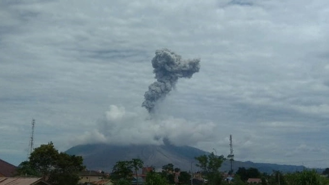 Gunung Sinabubg erupsi, Kamis (6/5).  Foto: Dok. Istimewa