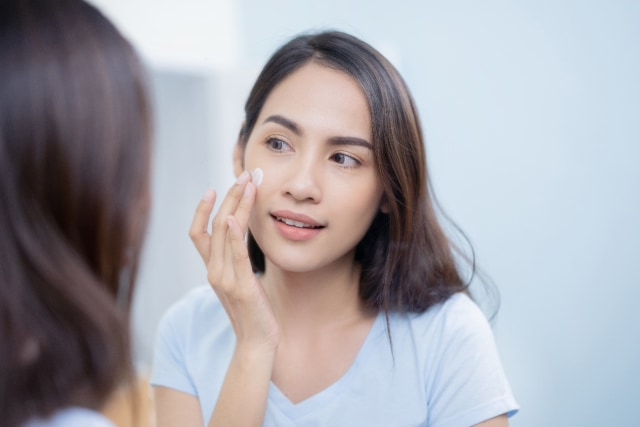 Ilustrasi perempuan memakai skin care. Foto: Shutterstock