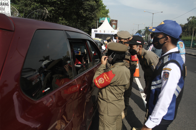 Petugas memeriksa kelengkapan surat pengendera di perbatasan wilayah Jawa Tengah dan DI Yogyakarta, Prambanan, Sleman, DI Yogyakarta, Kamis (6/5).  Foto: Hendra Nurdiyansyah/ANTARA FOTO