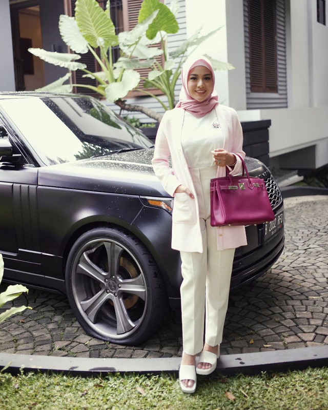 Potret Aurel Hermansyah di depan Range Rover Sport. Foto: @aurelie.hermansyah/Instagram