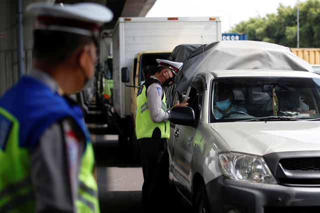 Polisi memeriksa dokumen pengendara yang melintas Tol Jakarta-Cikampek, Cikarang, Kabupaten Bekasi, Jawa Barat, Kamis (6/5).  Foto: Willy Kurniawan/REUTERS