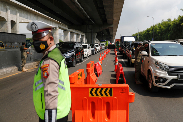 Polisi mengatur lalu lintas kendaraan saat penyekatan di jalan Tol Jakarta-Cikampek, Karawang, Jawa Barat, Kamis (6/5).  Foto: Willy Kurniawan/REUTERS