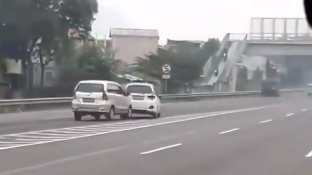 Aksi kebut-kebutan dua mobil bak film aksi. (Foto: @warung_jurnalis/Instagram)