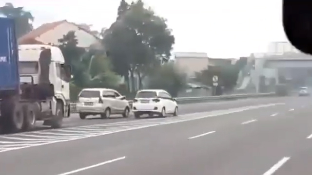 2 Mobil Saling Kejar dan Senggol di Tol, Netizen: Fast and Furious Versi Lokal (4068)