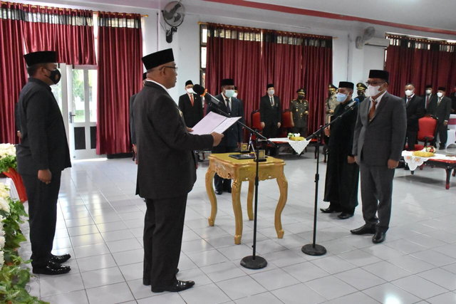 Wali Kota Tidore Kepulauan saat melantik Ismail Dukomalamo sebagai Sekretaris Daerah. Foto: Istimewa