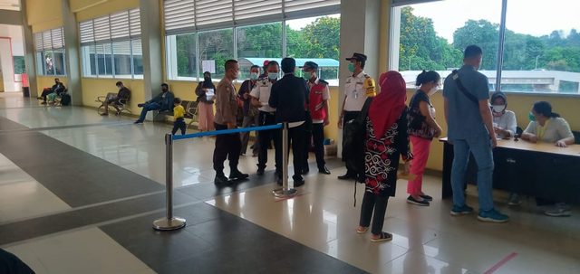 Petugas Gabungan memeriksa syarat keberangkatan penumpang di Pelabuhan Sekupang, Batam. Foto: Rega/kepripedia.com