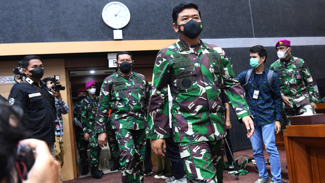 Panglima TNI Marsekal TNI Hadi Tjahjanto (kanan) didampingi KSAL Laksamana TNI Yudo Margono (kiri) tiba di Kompleks Parlemen, Senayan, Jakarta, Kamis (6/5).  Foto: Sigid Kurniawan/ANTARA FOTO