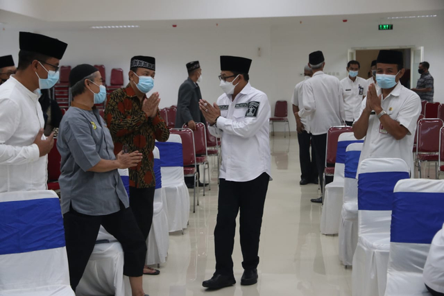 Wali Kota Malang, Sutiaji menyapa para ulama dan umara dalam acara silaturahmi untuk meningkatkan sinergitas guna menekan penyebaran wabah COVID-19. (Foto: Pemkot Malang)
