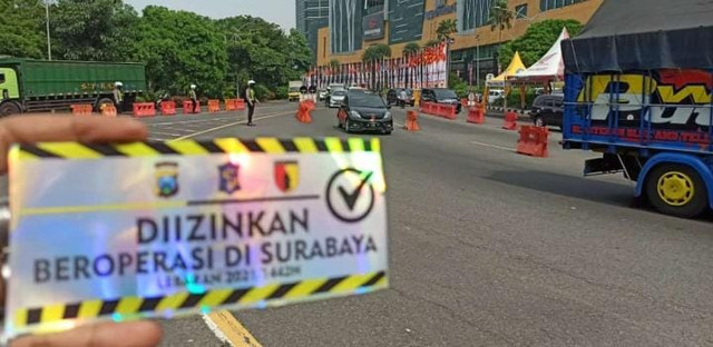 Stiker bertuliskan 'Diizinkan Beroperasi di Surabaya' yang ditempelkan pada mobil berpelat selain L dan W selama masa larangan mudik. Foto-foto: Istimewa