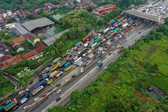 Foto udara menunjukkan kendaraan terjebak macet di Pintu Tol Cikupa, Tangerang, Banten, Kamis (6/5/2021). Foto: Galih Pradipta/Antara Foto