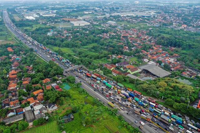 Foto udara menunjukkan kendaraan terjebak macet di Pintu Tol Cikupa, Tangerang, Banten, Kamis (6/5). Foto: Galih Pradipta/Antara Foto