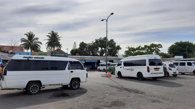 Angkutan umum penumpang berhenti beroparasi di terminal Lueng Bata, Banda Aceh. Foto: Habil Razali/acehkini