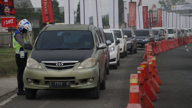 Foto: Potret Penyekatan Pemudik di Pintu Tol Cileunyi (48865)