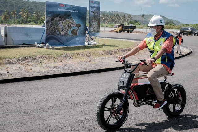 Menparekraf Sandiaga Uno Tinjau Sirkuit MotoGP di Mandalika, Lombok. Foto: Kemenparekraf