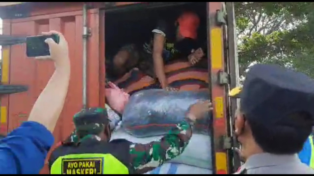 Modus Pemudik Kelabui Petugas: Naik Truk Sayur hingga Tak Bawa Barang (504820)