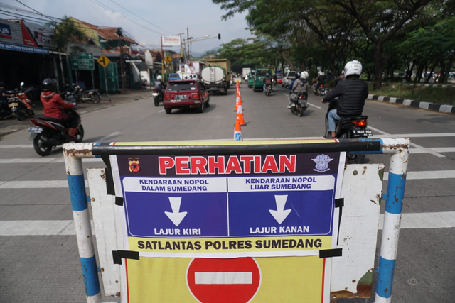 Suasana penyekatan di Pos Penyekatan Cimanggung, Jl. Bandung-Garut. Foto: Jamal Ramadhan/kumparan