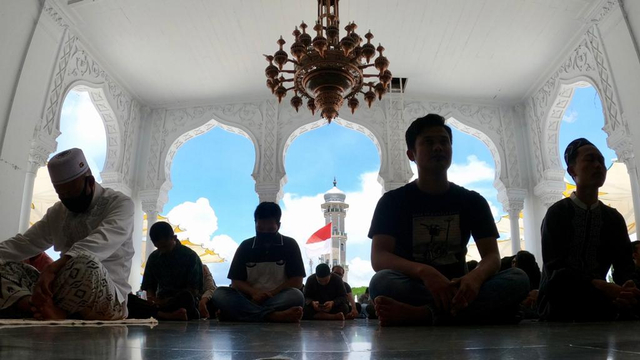 Jemaah di Masjid Raya Baiturrahman, Banda Aceh. Foto: Suparta/acehkini 
